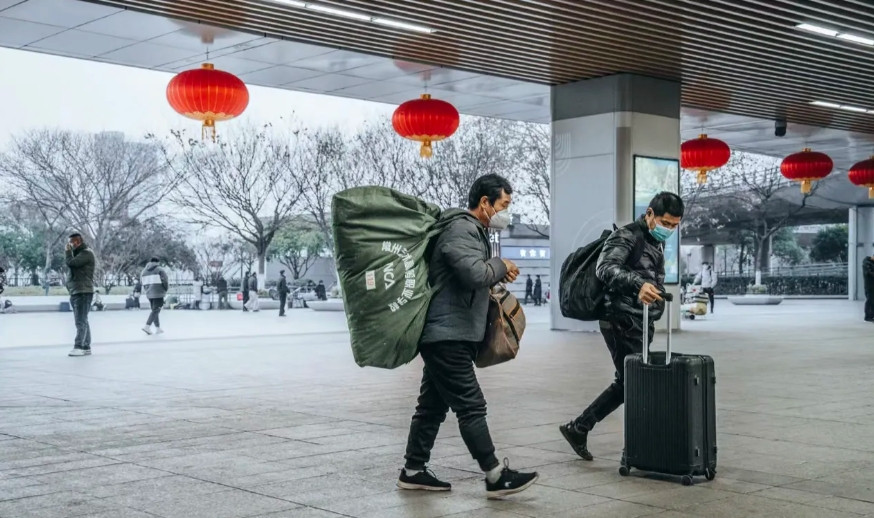 工资有这么难发吗？我同事说，她老公在杭州，原来干活的二十几个人，现在就剩他老公和