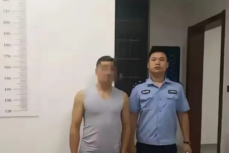 诋毁九三阅兵男子被抓襄阳47岁孟某某，在微信朋友圈里，对“抗战胜利80周年纪
