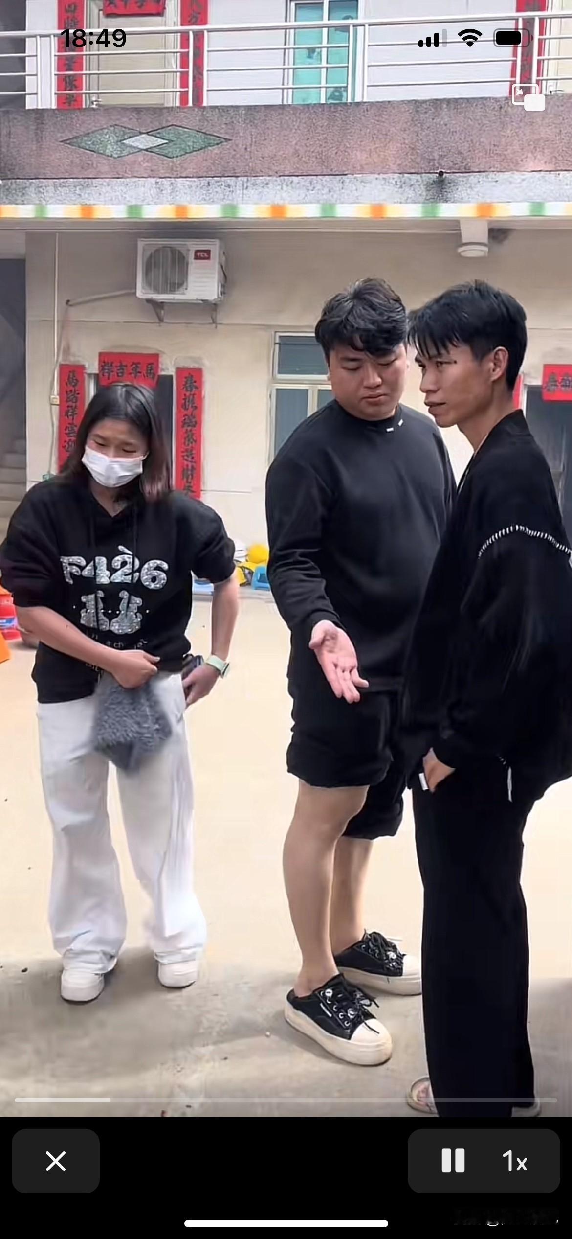 全红婵一回家就没有停过，完全放下冠军光环，就是一位普普通通的女孩子，帮忙家里收拾