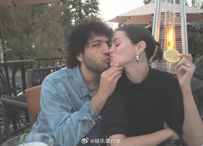 未婚夫亲赛琳娜的脚赛琳娜晒与未婚夫亲吻照赛琳娜大秀甜蜜！​​​