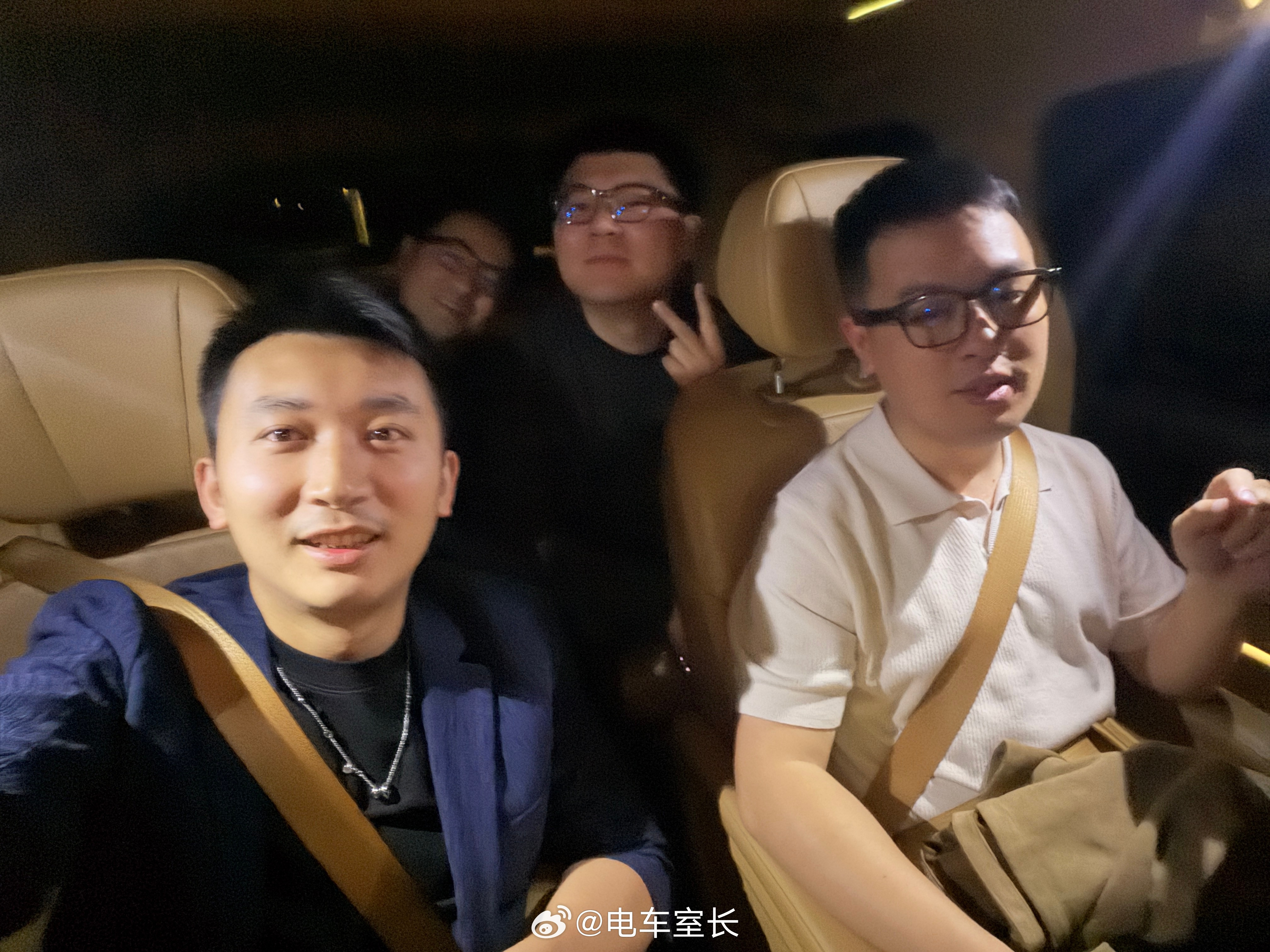 喝酒太误事了，醒来都十二点了，一堆信息没回复。昨晚我有说什么胡话吗，希望没有不雅