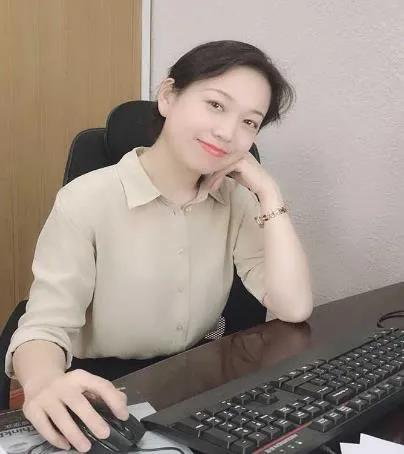 下午局里开完会，我喜欢的那个女领导竟然让我去她的办公室。原因是这样的，五一放假