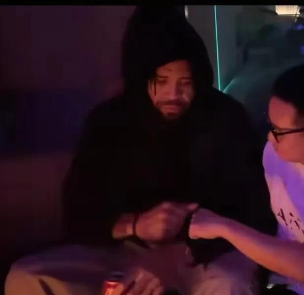 看了北京队麦基之后，终于知道为什么卢伟那么喜欢弗格了。因为一个外援真的会影响到球