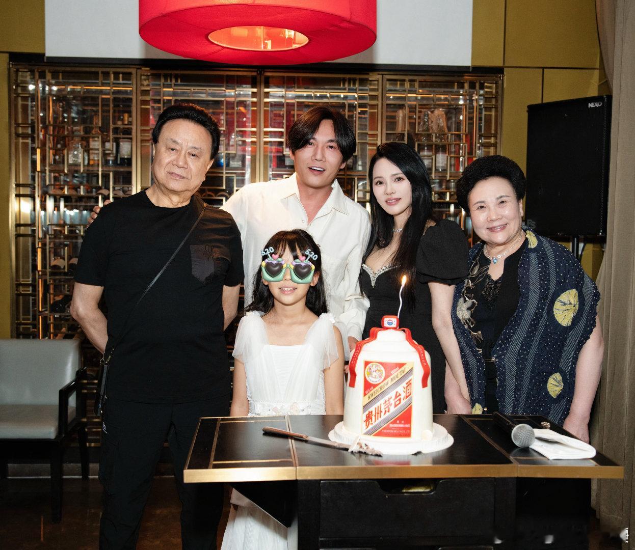伊能静与女儿为秦昊办生日宴伊能静谈与秦昊相处模式伊能静为秦昊生日忙前忙后，女儿也