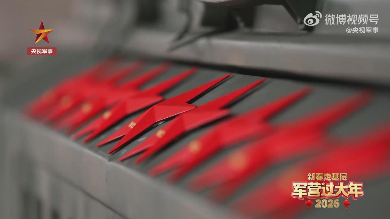 功勋导弹发射车在火箭军流传导弹发射车上最显眼的位置佩戴一枚红五角星就代表着圆满