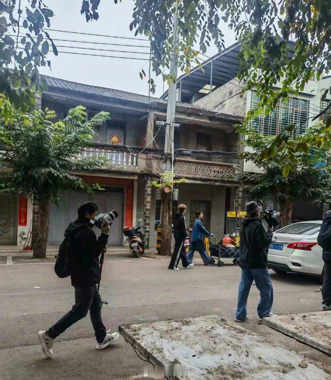 白鹿王鹤棣亲爱的客栈同框路透又是羡慕粉丝们的一天啊！白鹿、王鹤棣在综艺《亲爱的客