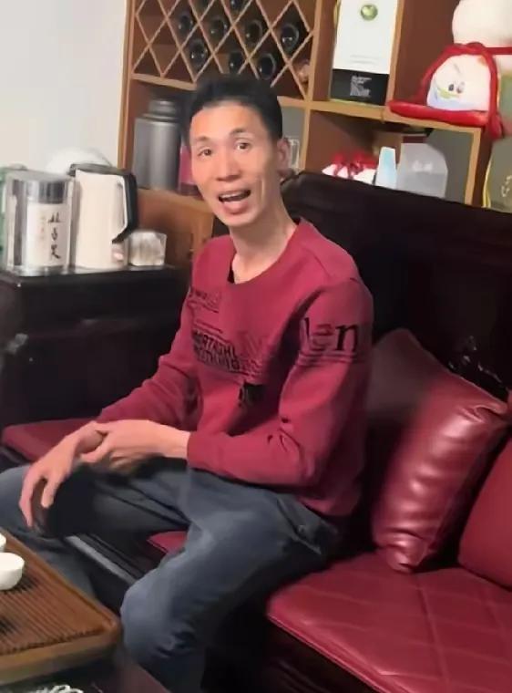 李鑫回到深圳姐姐家了，他一口气喝了三碗粥，亲姐看了会难受吗？李鑫回到深圳的姐