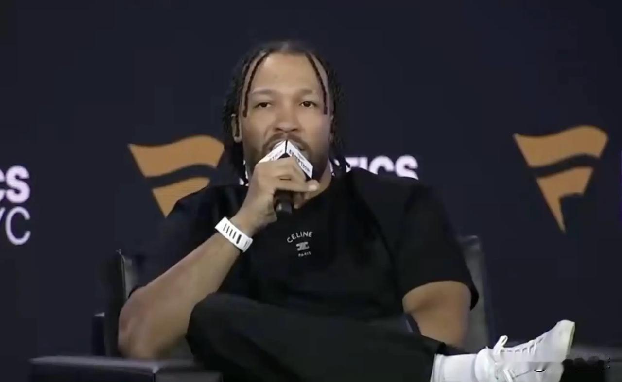 布伦森情商真高啊尼克斯当家球星布伦森近日被问到是否尝试招募詹姆斯加盟尼克斯，