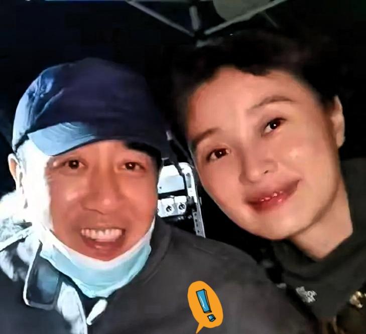 凌晨零点，于和伟icon端着桂花拿铁出现在吴越icon家院子。两人坐在桂花树下