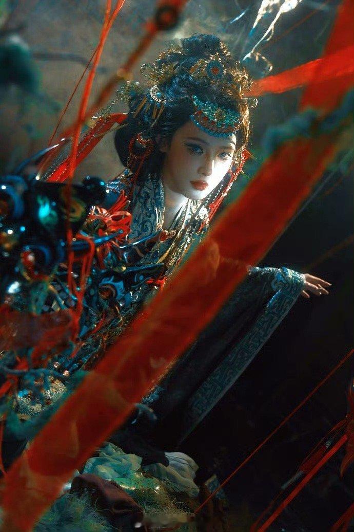 彭小苒傩戏神女彭小苒最新写真信息量简直不要太大！非遗傩戏神女妆造神秘又美艳，那