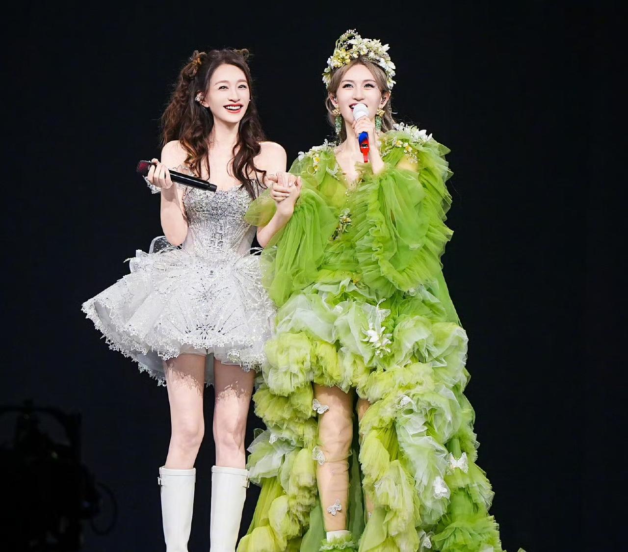 谢娜的演唱会和李小冉同台演唱《心愿便利贴》，没有对比就没有伤害，一个45，一个5