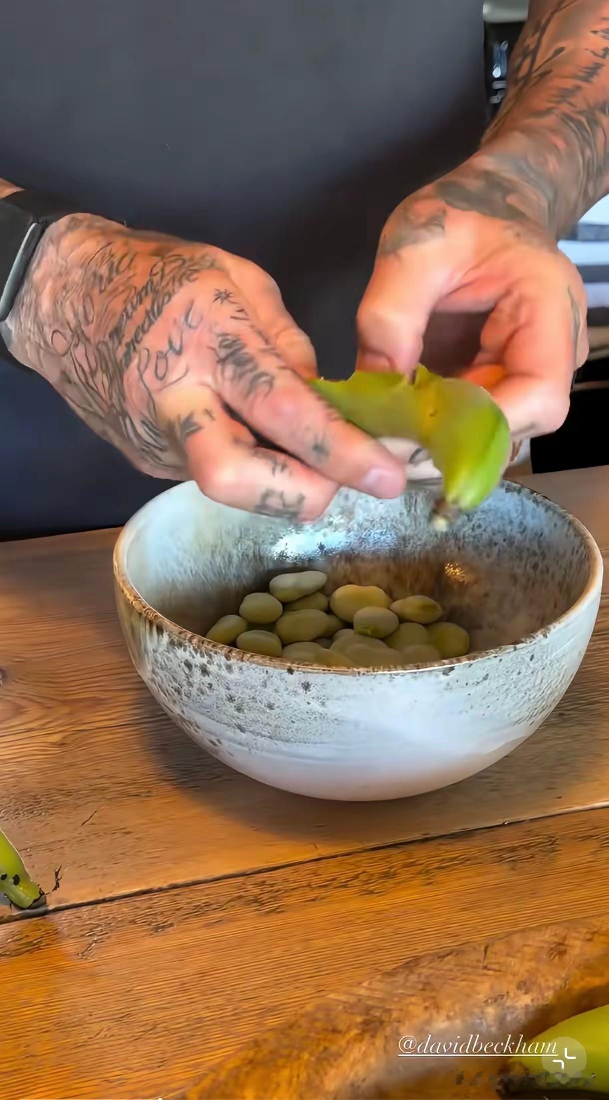 贝克汉姆剥蚕豆，不得不说这蚕豆也太好了，贝克汉姆也是居家好男人，花园种菜，还能做