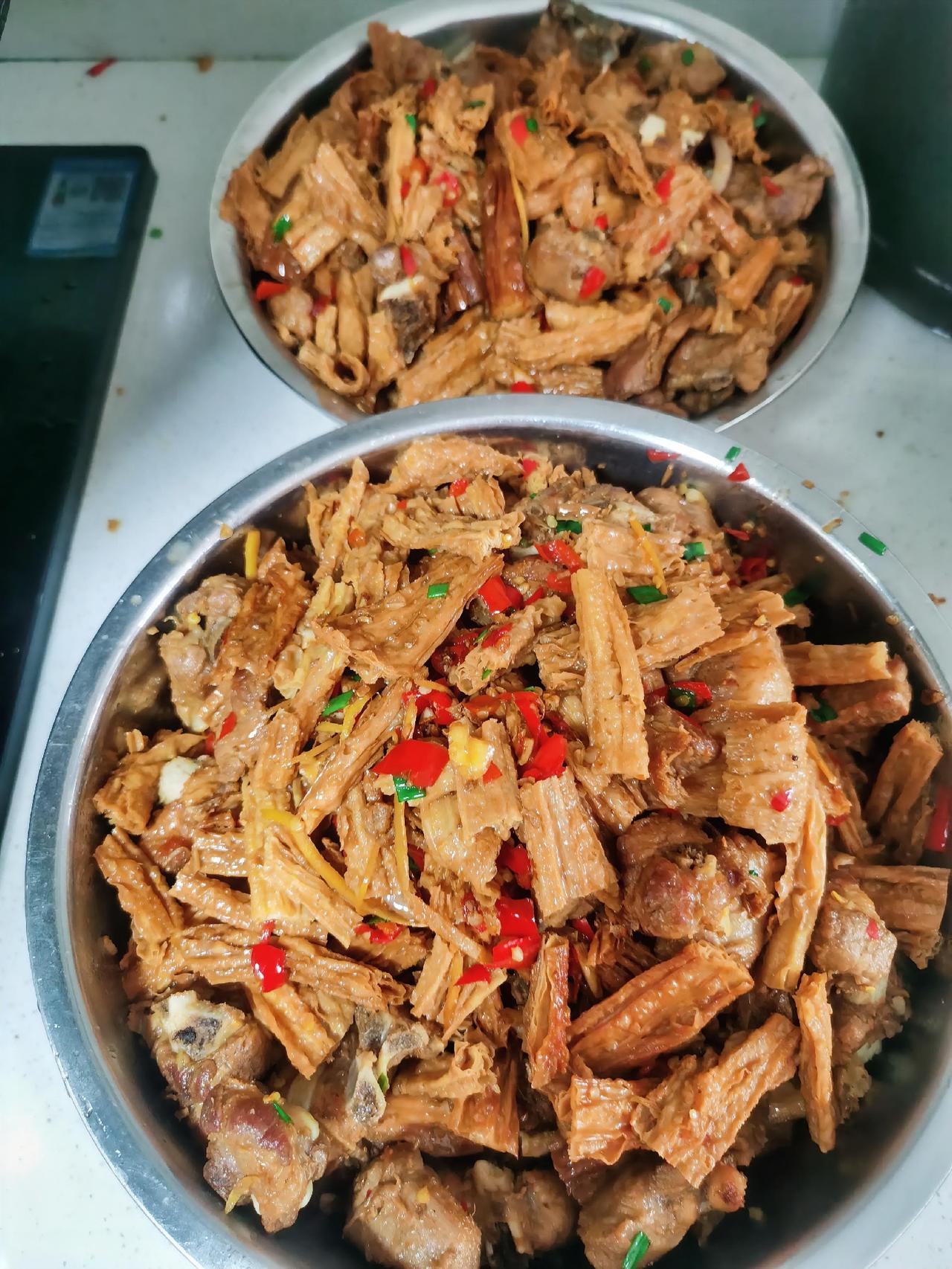 今日食堂家常菜谱：排骨腐竹素炒豆角玉米红萝卜炖排骨。如今的状态，什么都