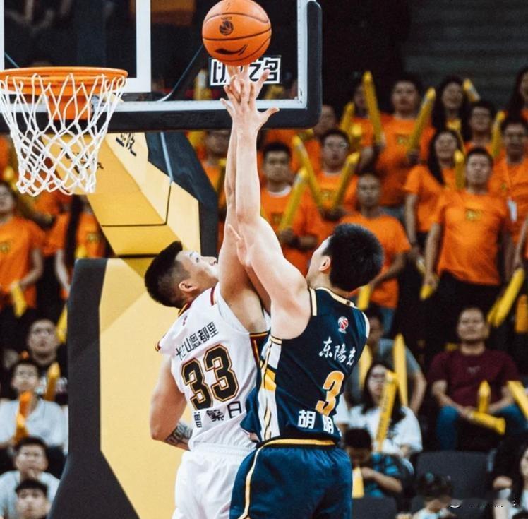 辽粤同病相怜！1.广东宏远目前在积分榜排名第五，位置尴尬，本轮客战广厦输数较大