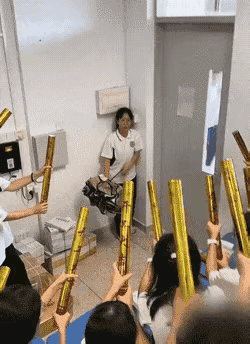 老师:很好，过几天我要开个家长会，在座的各位都叫一下自家的家长吧。