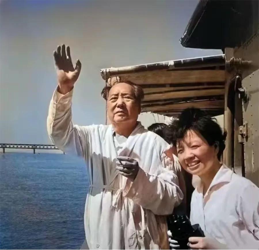 1976年7月那天，73岁的毛主席畅游长江后，向一同前来横渡的千万青年游泳者挥手