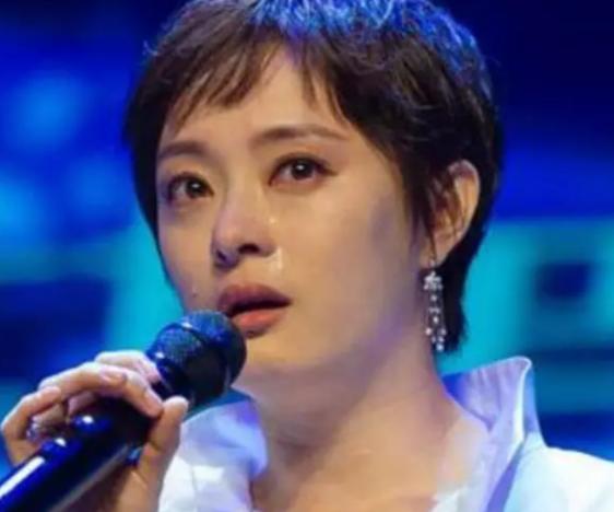 “每月就给我500块，资助不起装什么孙子！”这句话像颗炸雷，2006年突然在网上