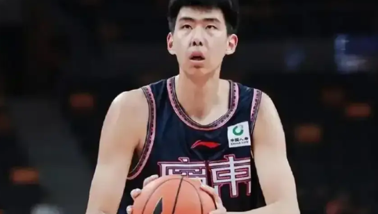 张明驰和徐昕是同时升一队的，当时广东球迷都认为广东锋线有救了，谁知道两个变成了“