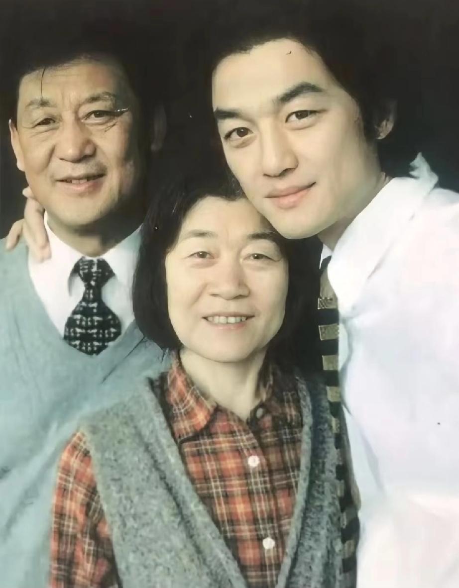 不是一家人，不进一家门。李亚鹏的父亲和母亲很有“夫妻相”，一看就是善良、淳朴的