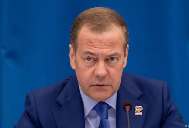 德国之声今天报道：“俄罗斯前总统、国家安全委员会副主席梅德韦杰夫近日扬言可效仿美