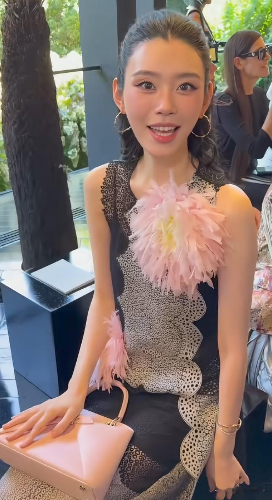 奚梦瑶现身巴黎Dior高定秀，立体繁花造型惊艳全场，活脱脱人间花仙子巴黎高