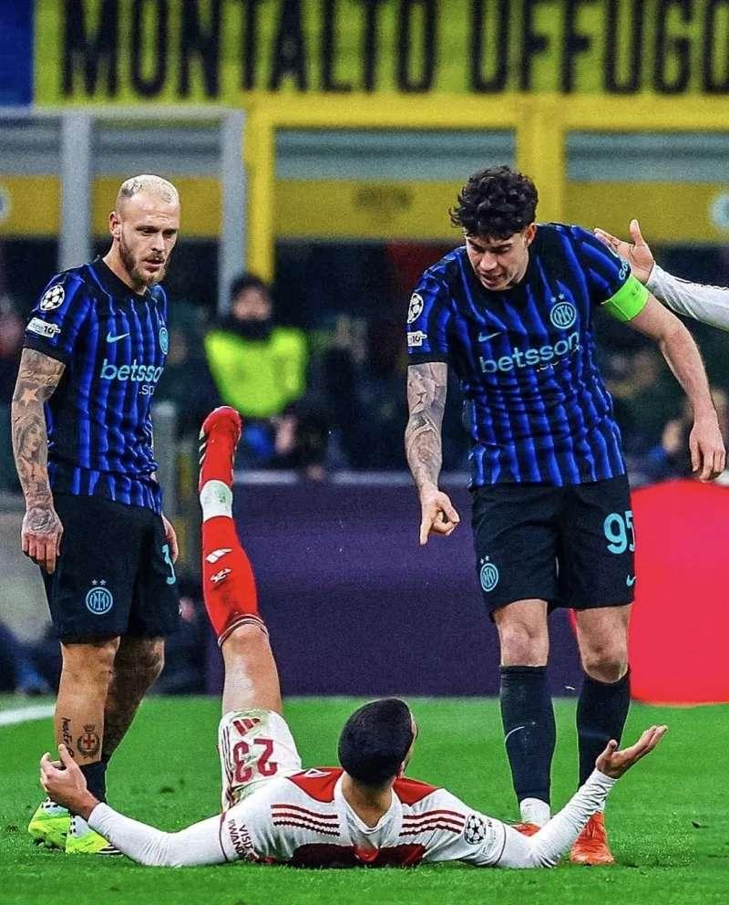 巴斯托尼指着欺负迪马尔科的梅里诺说：千万别起来，你是个男人就在那一直躺着！硬钢阿