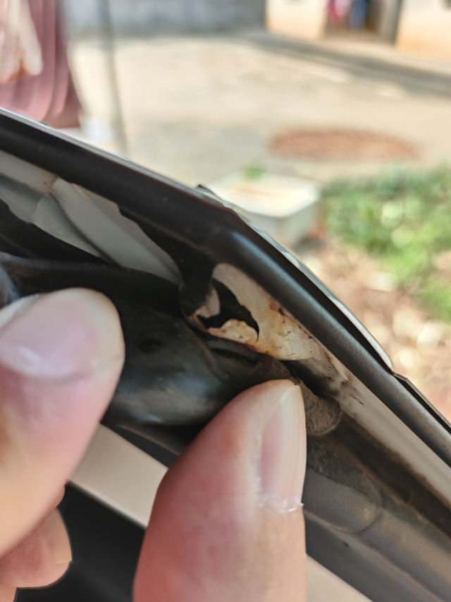 21款别克英朗车门生锈！右后面生锈，有人去质保过吗？