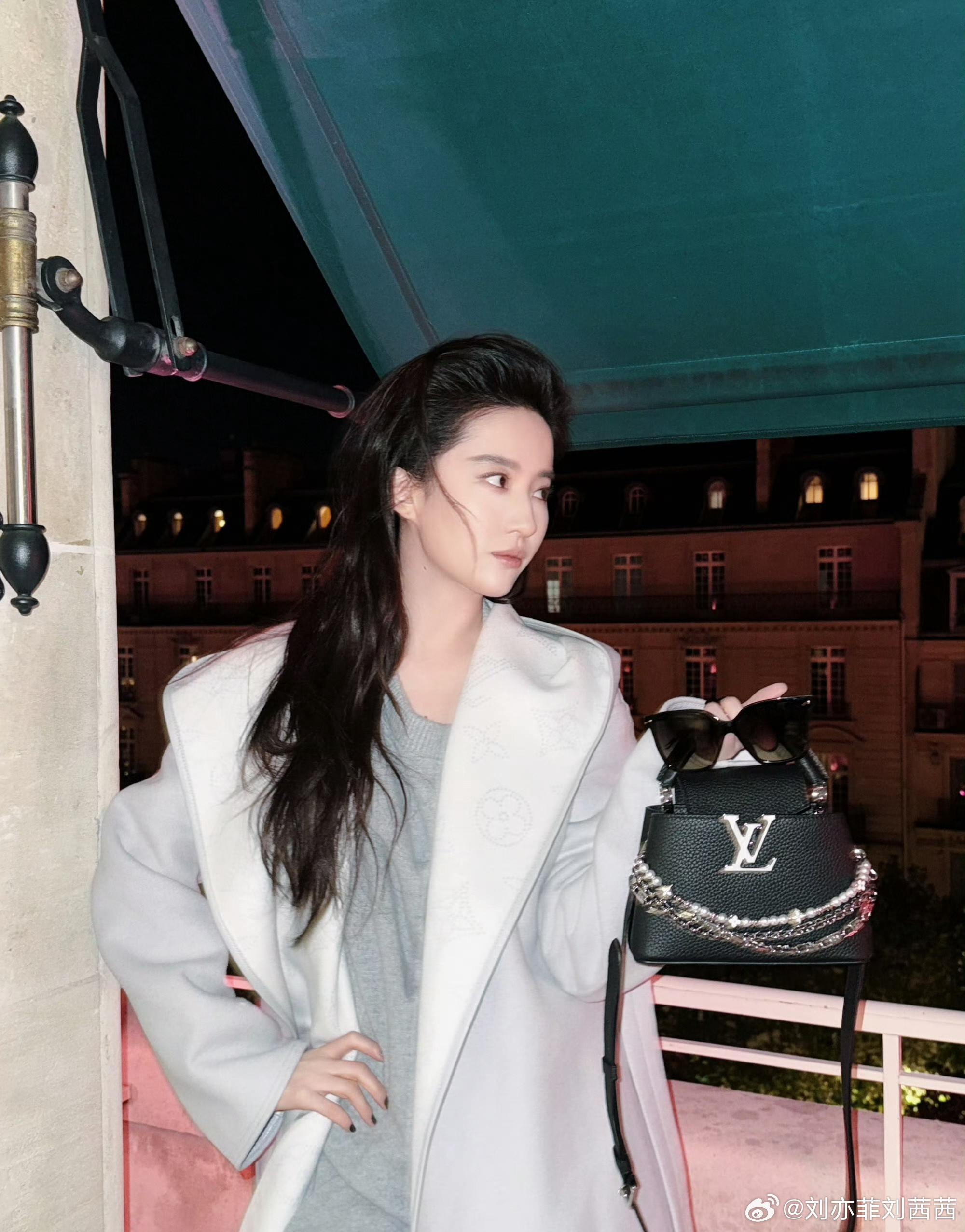 刘亦菲巴黎露台照曝光，东方古典美碰撞西式摩登范，这氛围感简直绝了！在巴黎的夜晚，