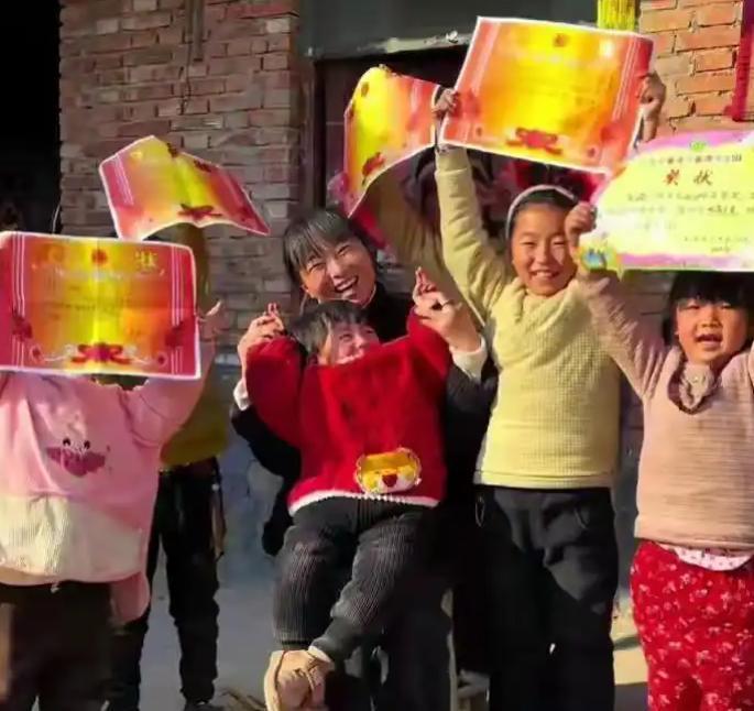 河南商丘，小姑娘拽着婶婶的衣摆小声抹泪：“婶，求你了，别把我过继给别人行不？”2