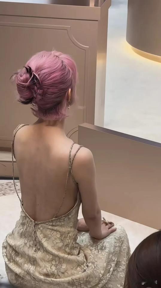 今天赵丽颖在上海大丸百货出席活动。坐在她后面的网友拍到了她的背部照片，看着青一块