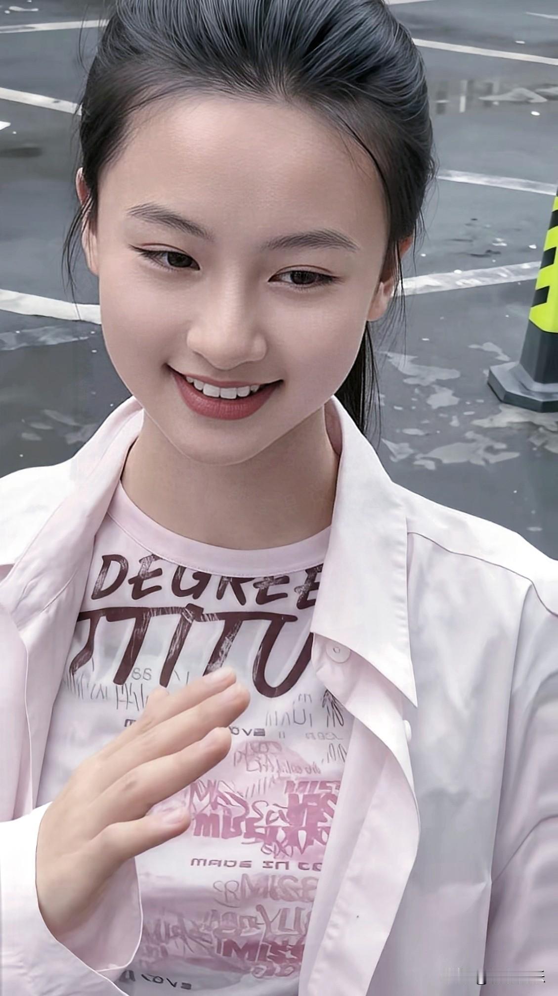 元气少女穿搭指南，粉色外套+印花T恤，元气满满！💕分享你的随手拍粉色显嫩穿搭