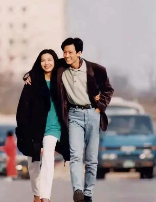 1994年，江珊和王志文在北京街头，留下的美好瞬间。江珊当时27岁，貌美如花。王