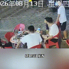 陕西西安，一家五口到夜市烤肉店聚餐，酒足饭饱之后，一家人默契配合、分工演戏，分批