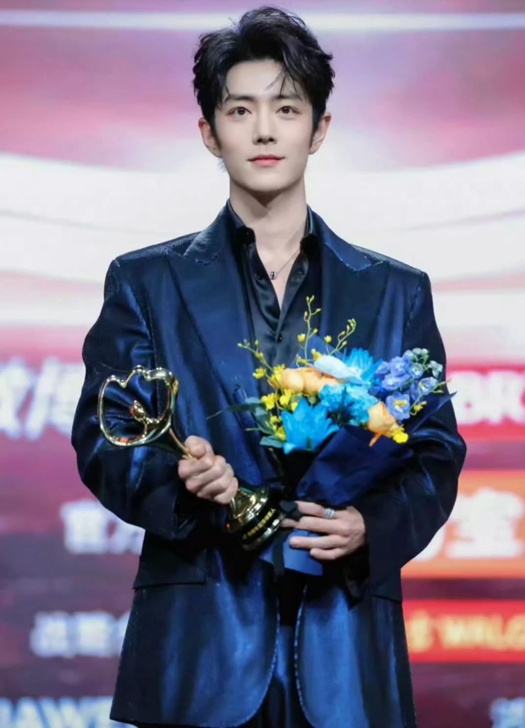 跟大家说个事，微博之夜，肖战在后台站了四个小时，难道他没有座位吗？据说是座位