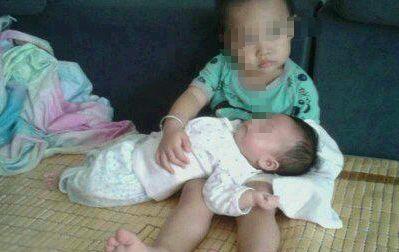 要完二胎之后家里就没有消停时候, 看老大是如何“虐”二胎的!