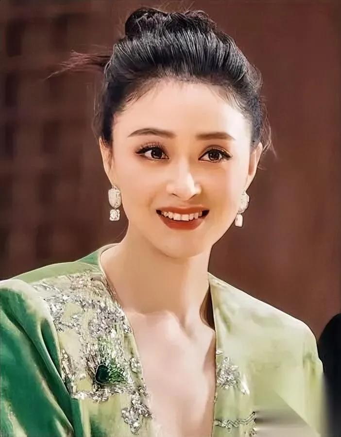 蒋欣毛衣起球上热搜？她一句神回复直接玩梗出圈网友吐槽蒋欣节目穿的毛衣像地