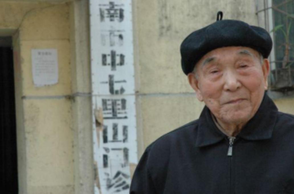 妻子做梦都想不到，那个和自己同床共枕35年，连一只蚂蚁都舍不得踩死的老伴儿，竟然