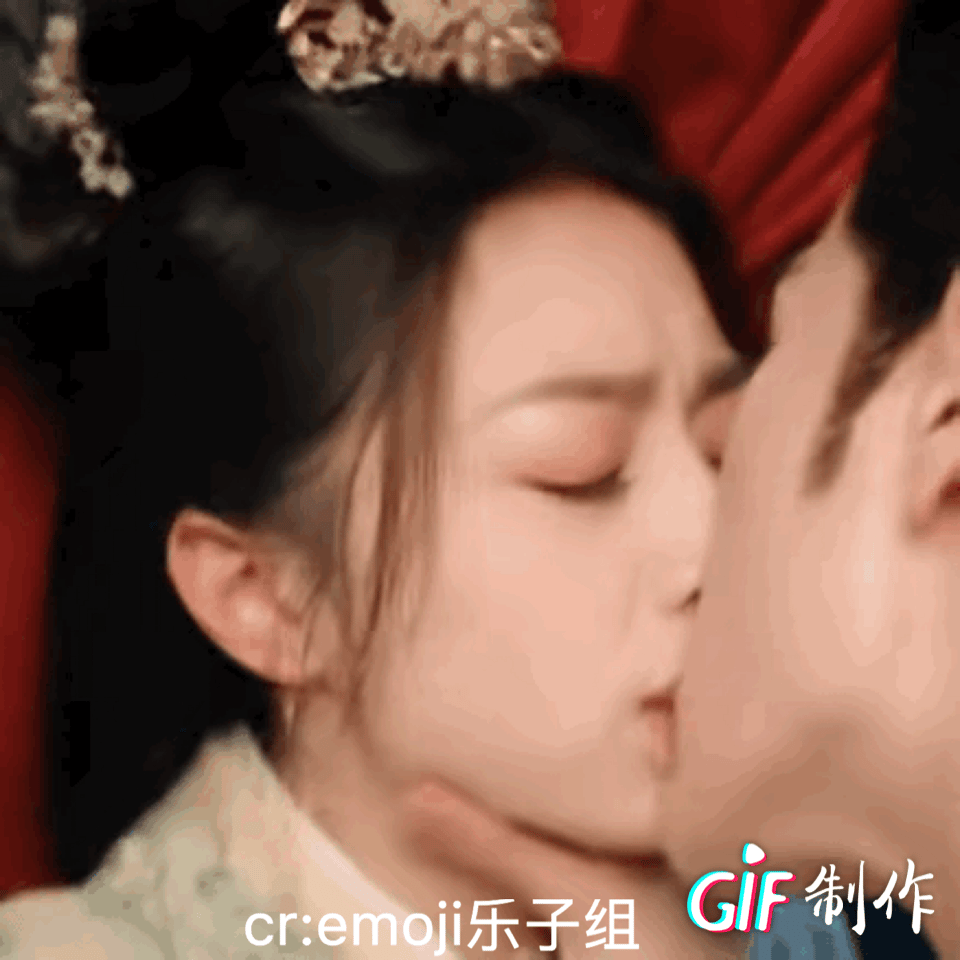 我们的电视剧男演员好像不太会拍吻戏…​​​