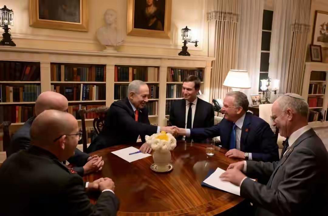 内塔尼亚胡访美的这张图片流出来立马引起了全世界的警惕。内塔尼亚胡在造