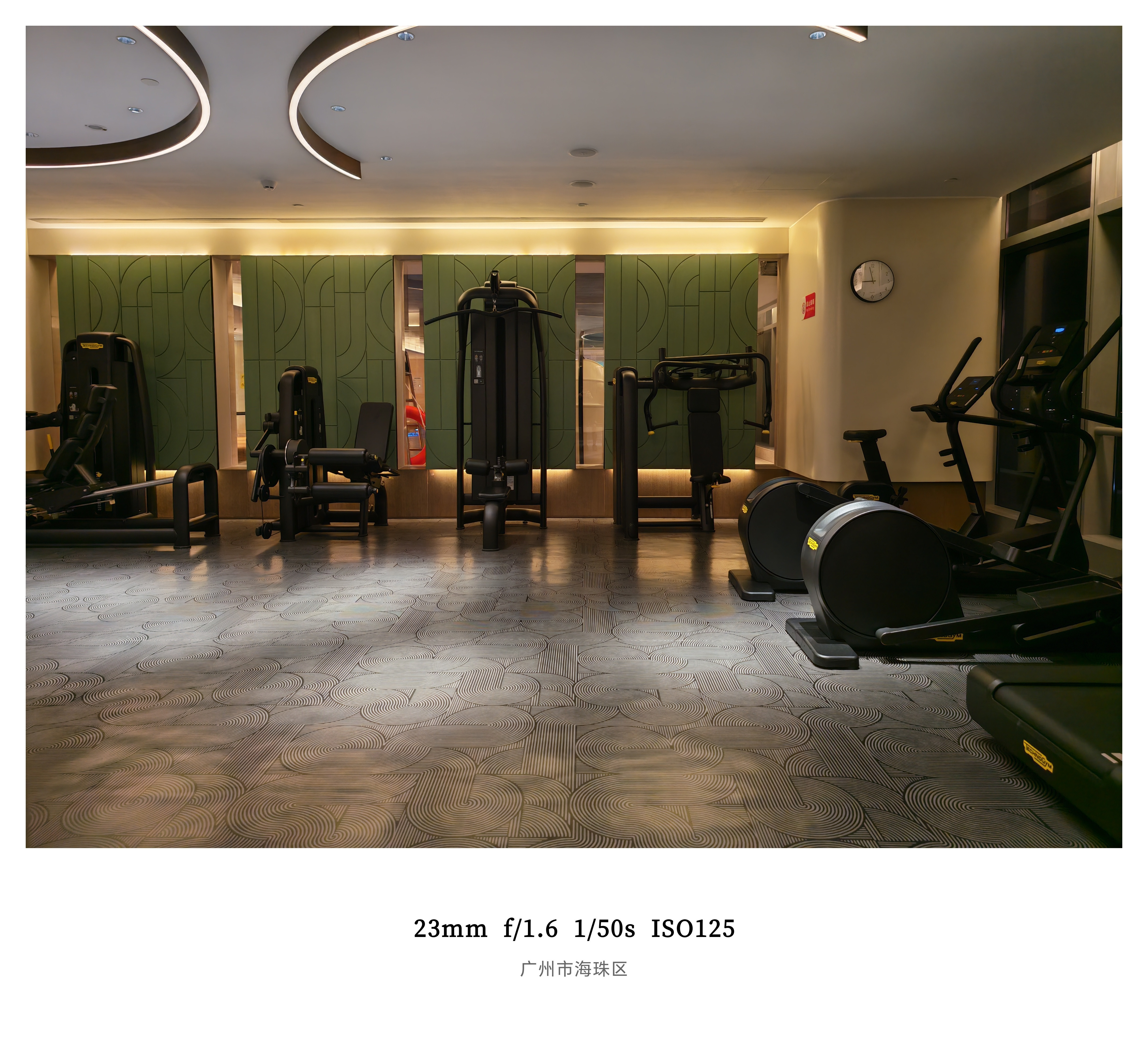 平均每周练背3次练胸2次有氧1次练腿0次