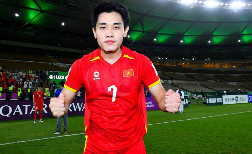 3-2击败阿联酋晋级半决赛赛后，越南U23前锋阮庭北接受了亚足联的采访。“教练