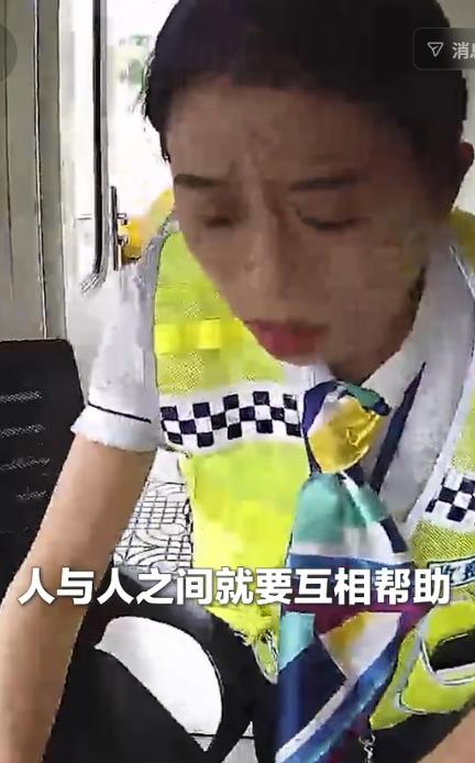 “这个女的火了！”7月29日央视新闻报道，浙江，男子开货车被卡在收费站，要交13