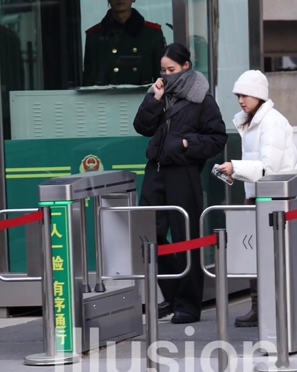 张钧甯穿搭出圈成这样了看春晚路透的时候，就觉得这一套衣服真的很好看，张钧甯穿搭