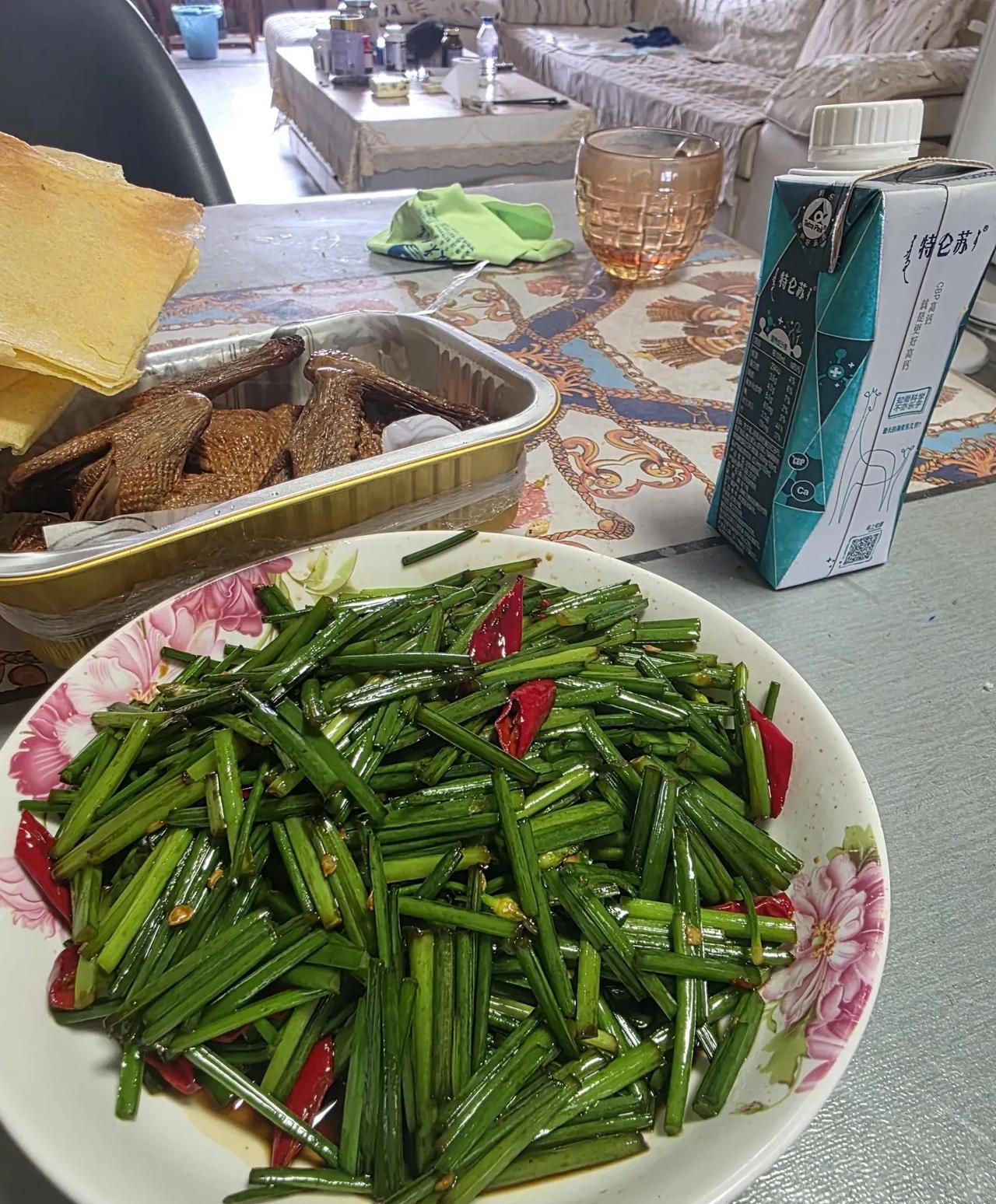 2025年8月5日午饭，被女儿怼了一顿……前天中午下楼吃饭，顺便去超市买的韭菜
