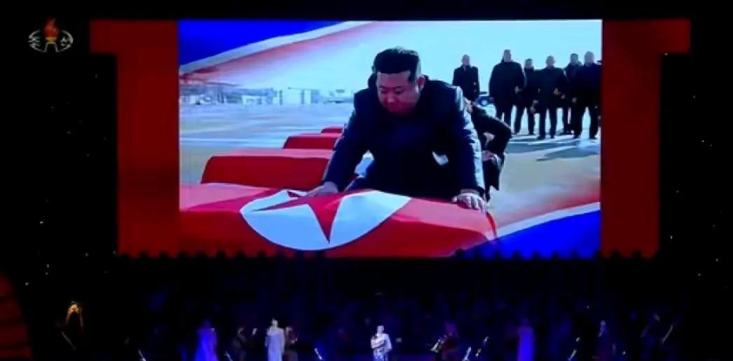 金正恩眼含热泪，他跪在阵亡朝鲜士兵棺材前，将双手放在棺材上。据报道，朝鲜在俄乌