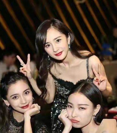 两张很有争议的照片，杨幂、Angelababy和倪妮的合照，你第一眼看到谁？​