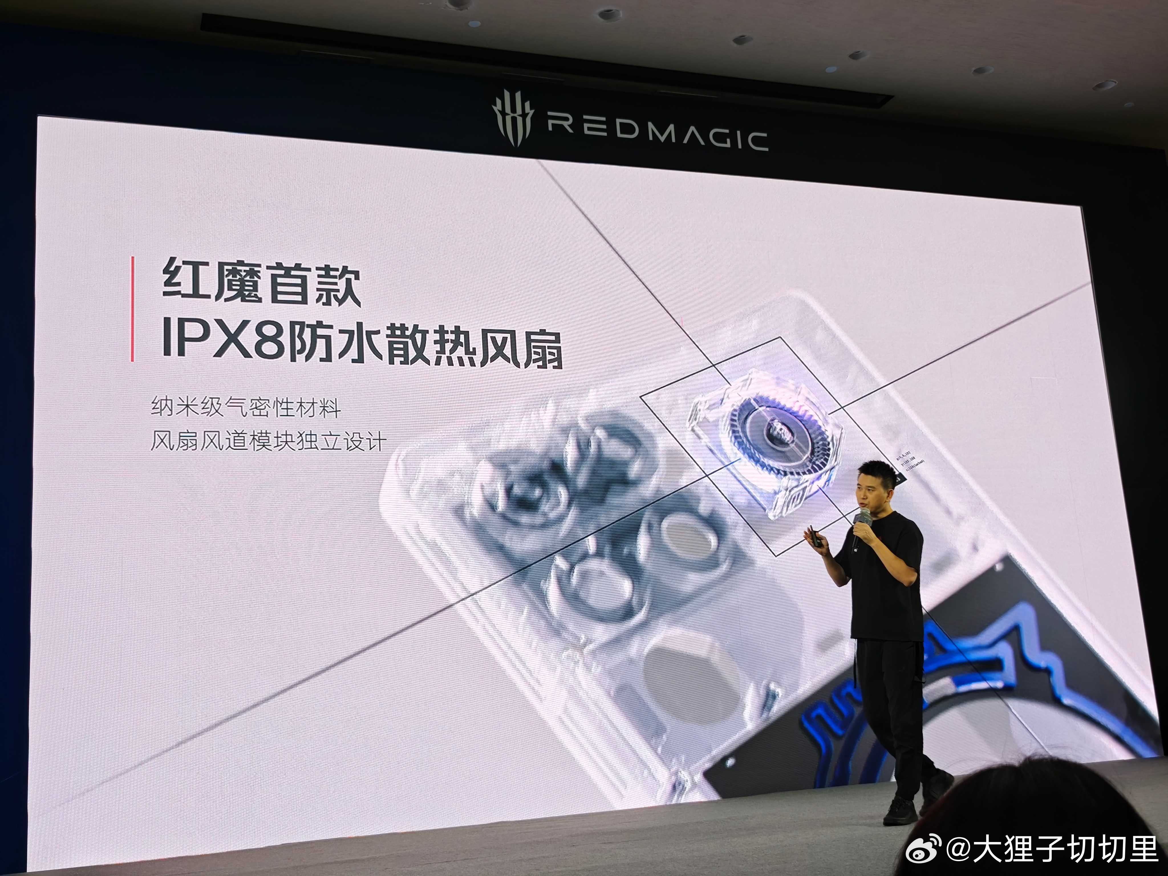 红魔又整活了！这次直接在手机上同时用上了风冷和水冷，透明款还能看到水冷液流动，有