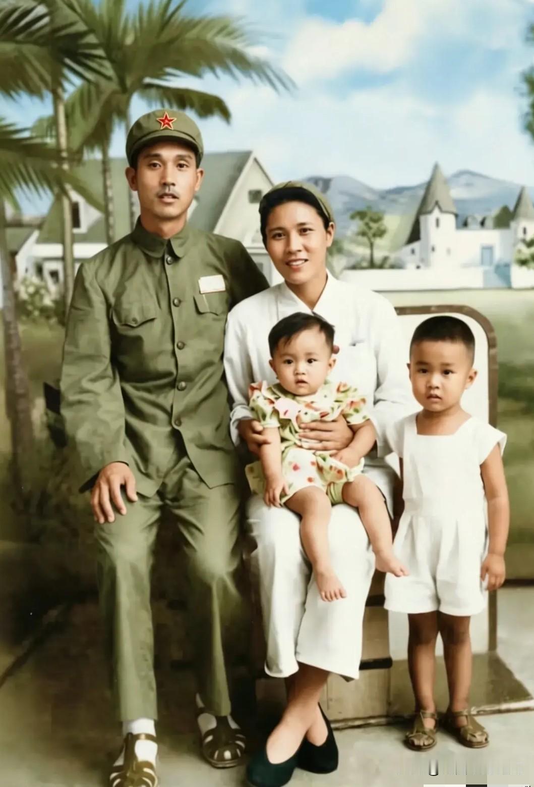 1952年，时任31军军长的周志坚与妻子矫明及一双儿女的一张珍贵的全家福合影。周