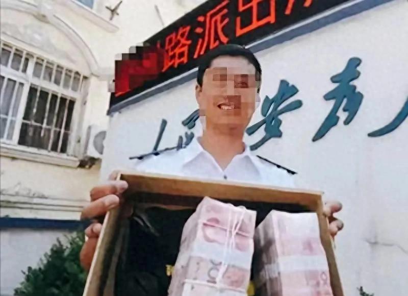 “太过分了！”2022年，浙江一男子街边捡到22万，立马选择报警，很快找到失主，