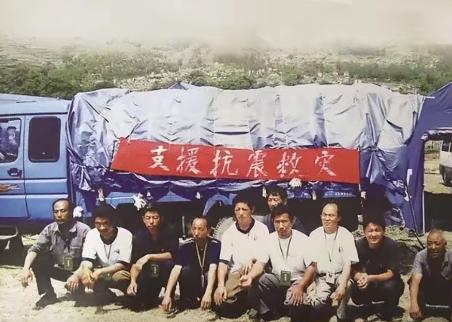10个山东大汉吃饭，却只点了俩最便宜的素菜，老板娘满脸鄙夷。谁料，当她看到他们开